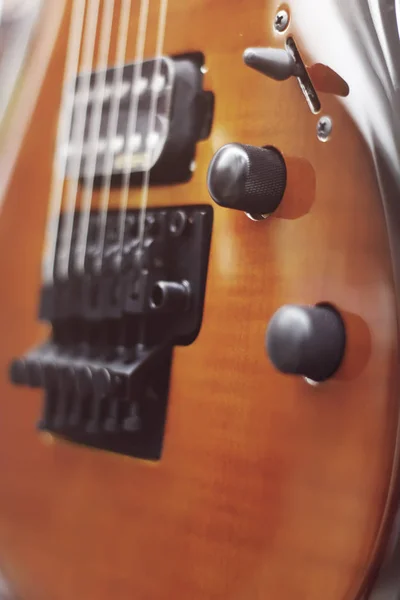 Close-up van de elektrische gitaar met soft focus van bruine kleur, Floyd Rose — Stockfoto