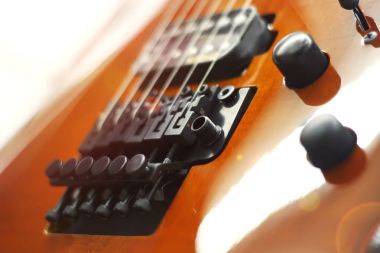 Elektro gitar yakın çekim yumuşak odak kahverengi renk, Floyd Rose ile