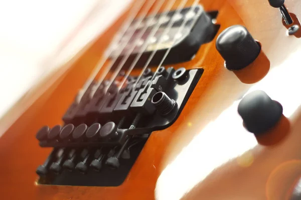 E-Gitarre Nahaufnahme mit sanftem Fokus brauner Farbe, floyd rose — Stockfoto