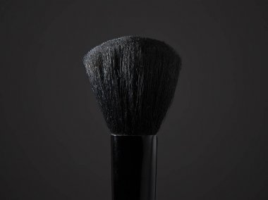 Siyah arka plan üzerine izole makyaj fırça