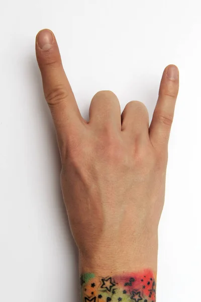 Zbliżenie znak koncert metal mężczyzna rocker ręka na białym tle na białym tle. Gest wentylator wyrażenie zbliżenie. Nastolatek nowoczesny rock muzyka symbol. — Zdjęcie stockowe
