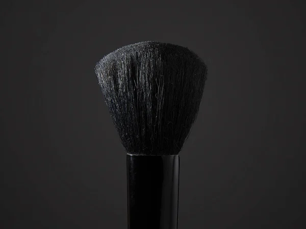 Brosse de maquillage isolée sur fond noir — Photo