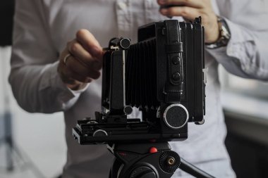 retro fotoğrafçı eski fotoğraf makinesi kullanma