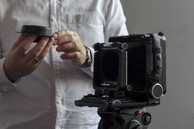 retro fotoğrafçı eski fotoğraf makinesi kullanma