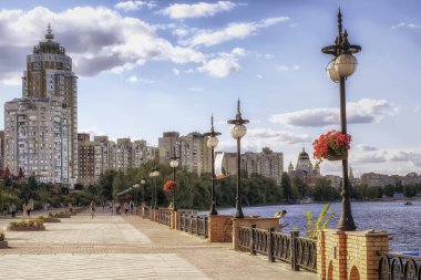 Quay, gün ışığı, nehir, yüksek binalar,