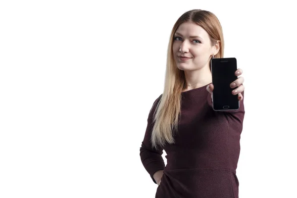 Beyaz bir arka plan üzerinde izole boş smartphone ekran gösterilen bir gülümseyen sevimli kadın portresi — Stok fotoğraf