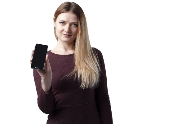 Portret van een glimlachende leuke vrouw weergegeven: lege smartphone scherm geïsoleerd op een witte achtergrond — Stockfoto