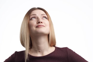 Mutlu kız yakın çekim beyaz bir arka plan üzerinde örnek alıyor.