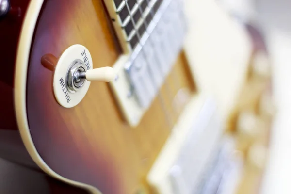 Gitaar close-up, potentiometers, volumeregeling op de gitaar. — Stockfoto