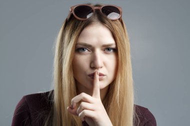 onun dudak yakınındaki bir parmak bir kızla lütfen sessiz olun. Sessizlik.