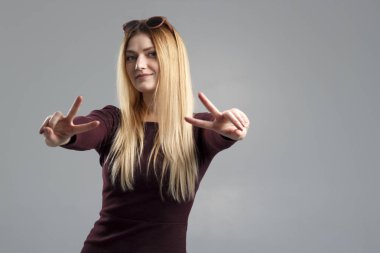 Mutlu portre portresi başarılı genç kadın barış, zafer veya açık yeşil arka planı üzerinde izole iki işaret veren heyecanlı. Olumlu duygular yüz ifadeleri duygular tutum tepki algı