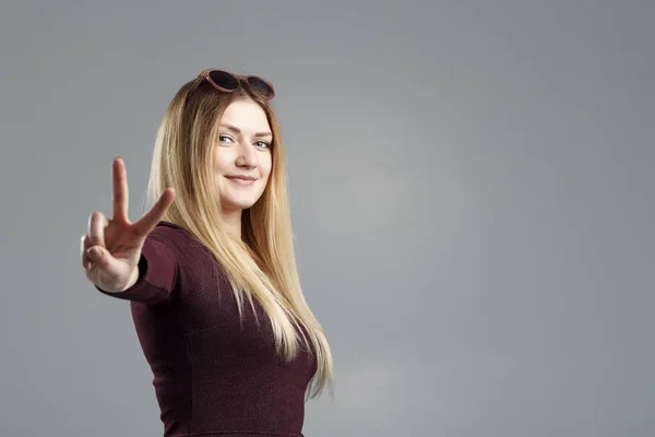 Retrato de primer plano de la feliz mujer joven exitosa emocionada dando la paz, la victoria o dos signos aislados en el fondo verde claro. Las emociones positivas se enfrentan a expresiones sentimientos actitud reacción percepción — Foto de Stock