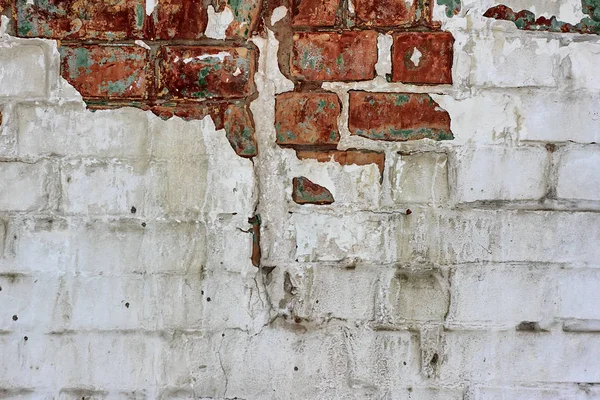 老式的砖墙质地。垃圾红色白色石墙背景。痛苦的墙壁表面。蹩脚宽 Brickwall。破旧的建筑门面与损坏的石膏。抽象 Web 横幅。复制空间 — 图库照片