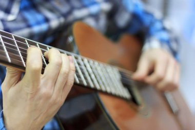Adam bir klasik gitar bir müzik mağazası, bir müzikal ruh hali, klasik müzik çalar.