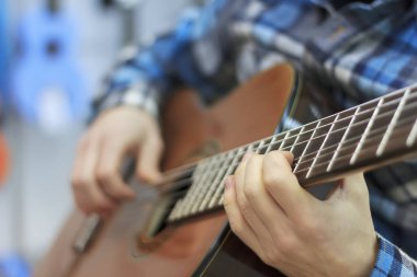 Adam bir klasik gitar bir müzik mağazası, bir müzikal ruh hali, klasik müzik çalar.