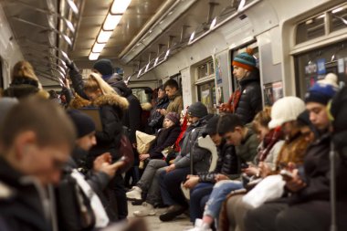 Kiev, Ukrayna, 06,03,2018 yorgun insanlar metroya git