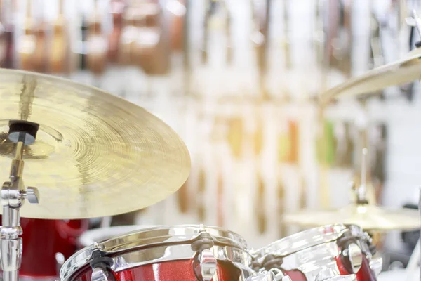 Close up van gouden bronzen cymbal plaat deel van drumstel uit focus delen van het instrument in de achtergrond — Stockfoto
