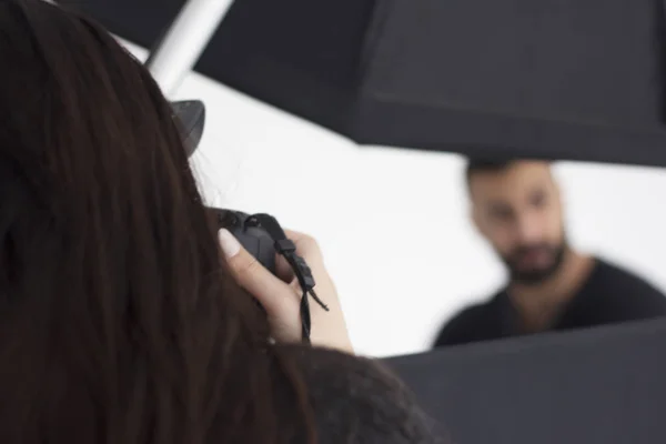 Fotografiando en el estudio, un fotógrafo y una modelo disfrutan filmando — Foto de Stock