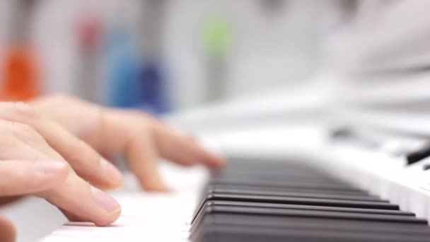 Närbild Musikutövande Hand Spelar Piano — Stockvideo