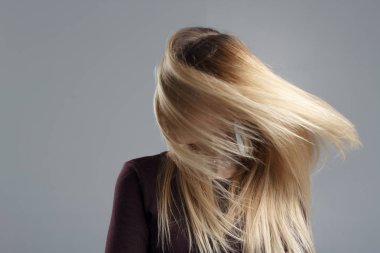 Çok su kuyusu-damat saçlı bir kız kameraya eğlenir ve wags kafasını, iyi bir ruh hali, güzel saç soyut fotoğraf