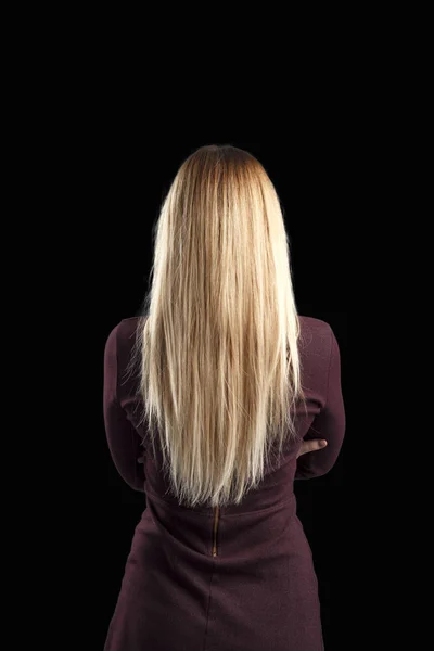 Una ragazza con i capelli molto ben curati si diverte alla macchina fotografica e scodinzola la testa, di buon umore, foto astratte di bei capelli — Foto Stock
