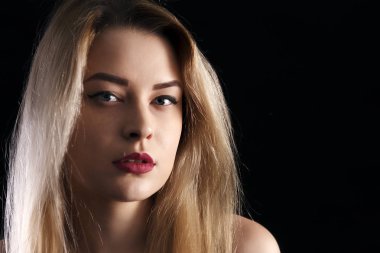 Harika onun otuzlu çok zarif bir kadın portresi