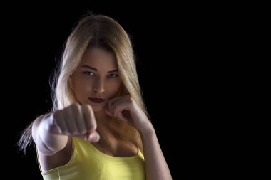 güzel kadın boksör portre koyu arka plan üzerinde