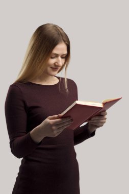 Bir kitap stüdyo portre ile genç kadın