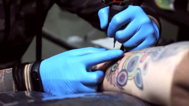 Tattooist Csinál Tetováló Tetováló Gép Ügyfél Közelről Folyamat Szerzés Tetoválás — Stock videók