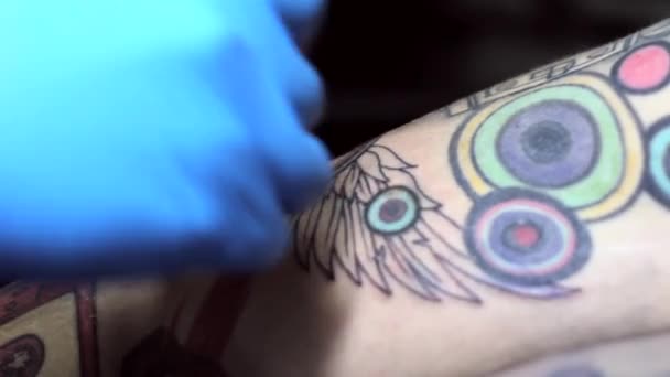 Tatoeëerder Doet Tatoeage Een Client Met Een Tattoo Machine Close — Stockvideo