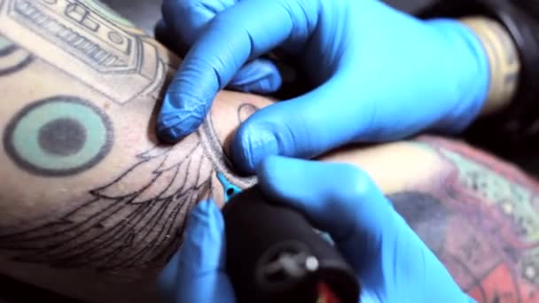 Tattooist Faz Tatuagem Cliente Com Uma Máquina Tatuagem Perto Processo — Vídeo de Stock