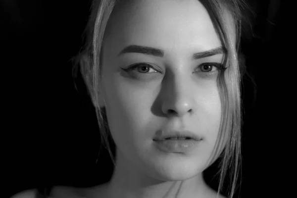 Retrato en blanco y negro mujer joven bonita en suéter sobre fondo negro. Bajo perfil. De interior . — Foto de Stock