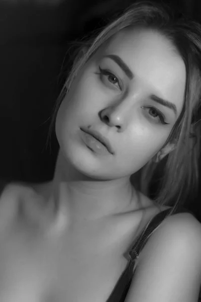 Черно-белый портрет красивая молодая женщина в свитере на черном фоне. Низко. В помещении . — стоковое фото