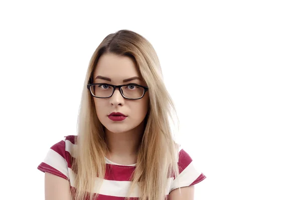 Een ronde portret van een jonge, mooie vrouw. Thema van de zomer vakantie, toerisme en zomer kleding. — Stockfoto