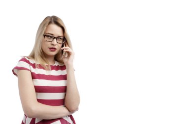 Ciddi genç kadın üzerinde beyaz izole telefonda konuşuyor. Kopya alanı ve moda. Evet güzel ve mutlu Avrupa kadın