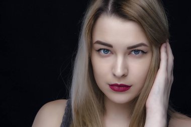 Güzellik, makyaj ve kavram - beyaz arka plan üzerinde kırmızı ruj gülen genç kadınla mutlu insanlar