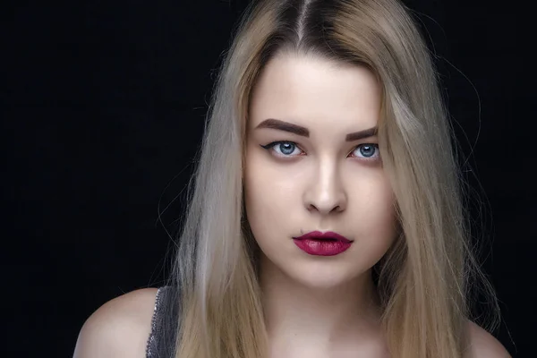 Belleza, maquillaje y el concepto de la gente - mujer joven riendo feliz con lápiz labial rojo sobre fondo blanco — Foto de Stock