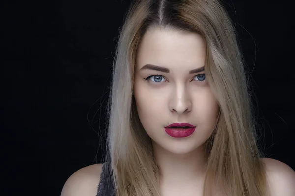 Belleza, maquillaje y el concepto de la gente - mujer joven riendo feliz con lápiz labial rojo sobre fondo blanco — Foto de Stock