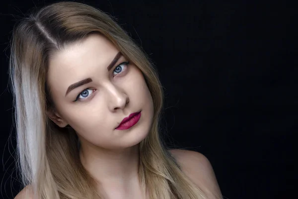 Belleza, maquillaje y el concepto de la gente - mujer joven riendo feliz con lápiz labial rojo sobre fondo blanco — Foto de Stock