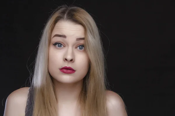 Belleza, maquillaje y el concepto de la gente - mujer joven riendo feliz con lápiz labial rojo sobre fondo blanco — Foto de Stock