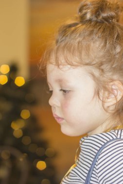 Pasta doğum günü partisinde ile neşeli küçük kız portresi. Tatil kavramı