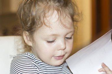 Pasta doğum günü partisinde ile neşeli küçük kız portresi. Tatil kavramı