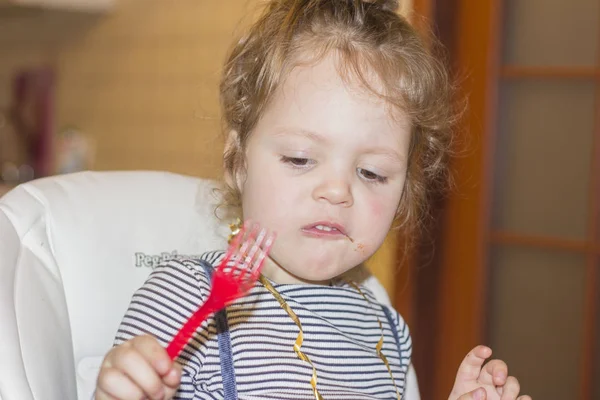 Портрет радостной маленькой девочки с тортом на дне рождения. Концепция праздников — стоковое фото