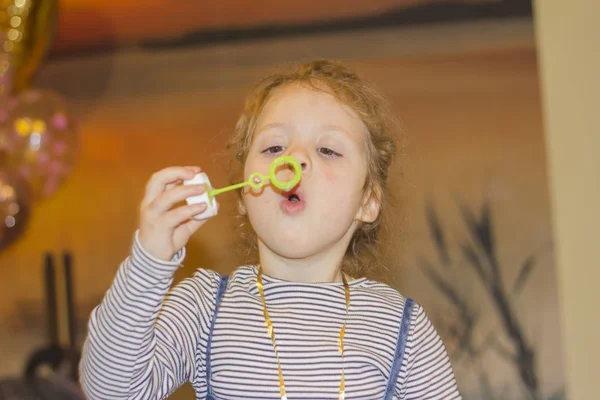 Портрет радостной маленькой девочки с тортом на дне рождения. Концепция праздников — стоковое фото