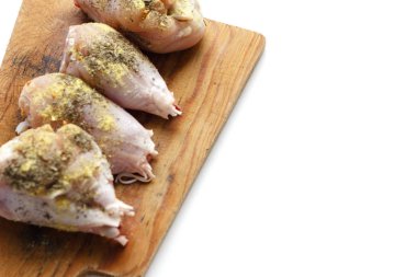 Tavuk drumsticks ahşap bir gemide. Beyaz arka plan izole. Üstten Görünüm. Düz yatıyordu.