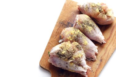 Tavuk drumsticks ahşap bir gemide. Beyaz arka plan izole. Üstten Görünüm. Düz yatıyordu.