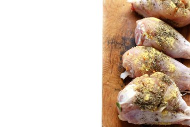 Tavuk drumsticks ahşap bir gemide. Beyaz arka plan izole. Üstten Görünüm. Düz yatıyordu.