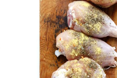 Tavuk drumsticks ahşap bir gemide. Beyaz arka plan izole. Üstten Görünüm. Düz yatıyordu.