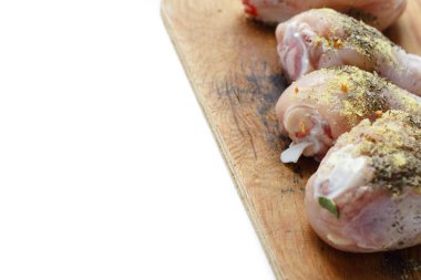 Tavuk drumsticks ahşap bir gemide. Beyaz arka plan izole. Üstten Görünüm. Düz yatıyordu.