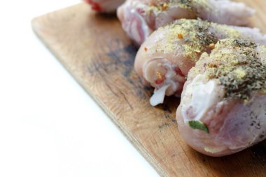 Tavuk drumsticks ahşap bir gemide. Beyaz arka plan izole. Üstten Görünüm. Düz yatıyordu.